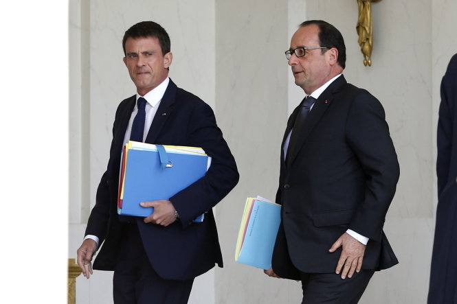 Tổng thống Pháp François Hollande (phải) và Thủ tướng Manuel Valls sau một cuộc họp tại điện Élysée - Ảnh: Reuters