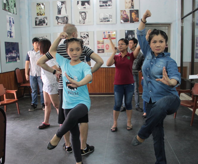 Nghệ sĩ Tú Sương đang hướng dẫn con gái - bé Hồng Quyên - diễn vai Trần Quốc Toản trong trích đoạn cải lương Bến Bình Than - Ảnh: Nguyễn Lộc