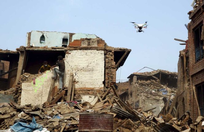 Máy bay không người lái cỡ nhỏ xuất hiện tại một khu vực đổ nát ở Bhaktapur (Nepal) sau động đất - Ảnh: Reuters