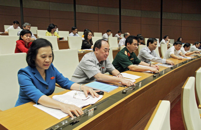 Các đại biểu biểu quyết nghị quyết về chủ trương đầu tư dự án sân bay  Long Thành Ảnh: V.Dũng