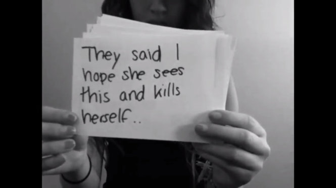 Nạn nhân Amanda Todd xuất hiện trong đoạn video trên YouTube với một tin nhắn đầy ác ý của bạn cùng lớp: “Tao hi vọng ả ta thấy dòng chữ này và tự sát” - Ảnh: Nobullying