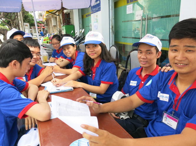 Tình nguyện viên tại chốt tư vấn trung tâm Thành đoàn Cần Thơ Ảnh: T.TRANG