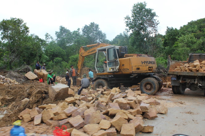 Công nhân khẩn trương xây dựng con đường xuyên qua rừng phòng hộ vào các dự án du lịch ở Bãi Sao (thị trấn An Thới)Ảnh: Đình Dân