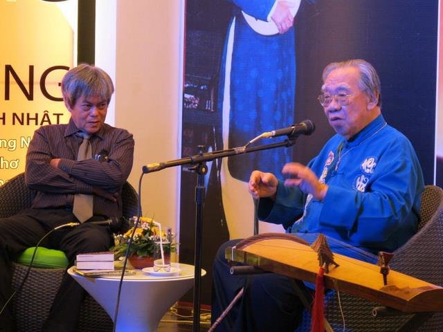 Nhà văn Nguyễn Đông Thức làm MC giới thiệu cuốn sách Hồi ký của Trần Văn Khê ngày 28-7-2010, tại Nhà sách Phương Nam ở Cần Thơ.