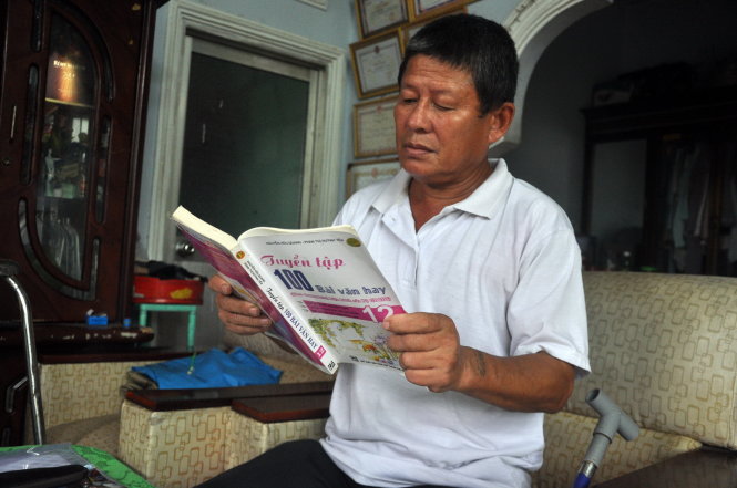 Anh Hà Minh Tuấn ôn bài tại nhà chiều 25-6 - Ảnh: Đông Hà