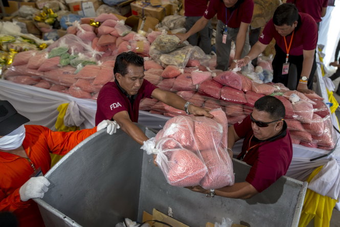 Cảnh sát Thái Lan chuẩn bị tiêu hủy khối ma túy trị giá 600 triệu USD - Ảnh: Reuters
