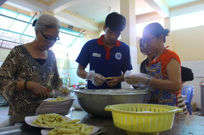 Phật tử và tình nguyện viên tại chùa Phổ Quang chuẩn bị bữa ăn cho các chiến sĩ Tiếp sức mùa thi và thí sinh - Ảnh: Thủy Tiên