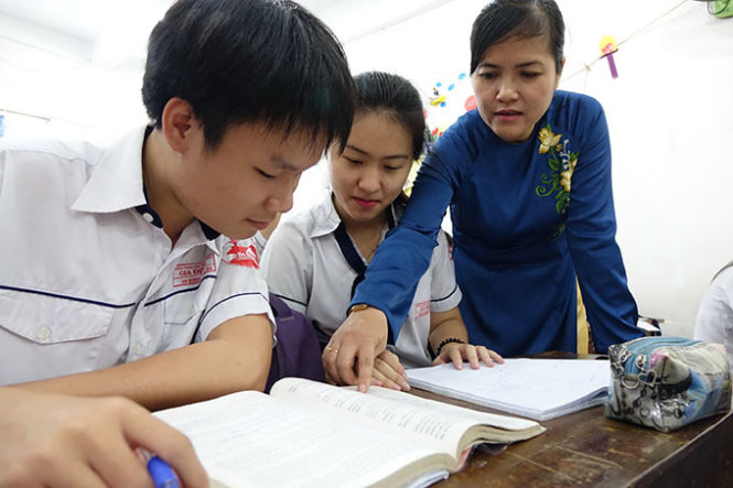 Cô Bùi My Thúy ôn thi môn sử cho học sinh lớp 12D5 Trường THPT Gia Định, Q.Bình Thạnh, TP.HCM - Ảnh: Như Hùng