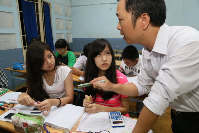 Buổi ôn thi môn lý cuối cùng của học sinh lớp 12 Trường THPT Bùi Thị Xuân (Q.1, TP.HCM) kéo dài đến tối 27-6 - Ảnh: Như Hùng