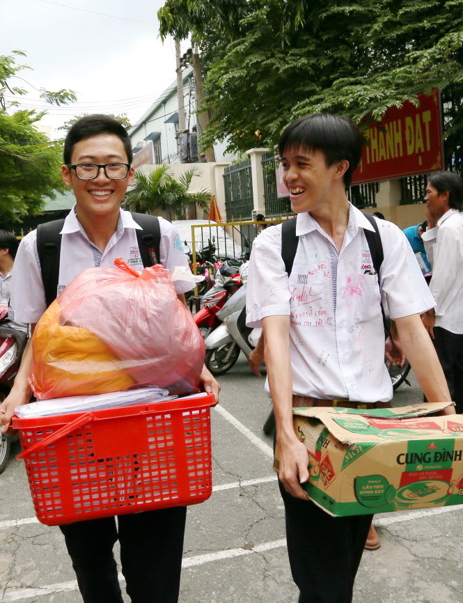 Học sinh lớp 12 Trường dân lập Nguyễn Khuyến dọn đồ rời trường sáng 27-6, sau đợt ôn tập cuối cùng