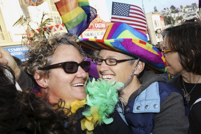 Một cặp đôi đồng tính ăn mừng ở San Francisco - Ảnh: Reuters