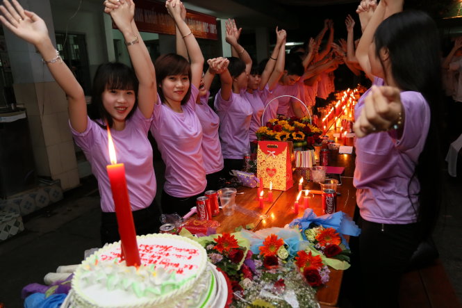 Những ngọn nến và bánh sinh nhật tuổi 18 của học sinh khối 12 Trường THCS-THPT tư thục Hồng Đức (TP.HCM) trong buổi lễ trưởng thành tối 26-6