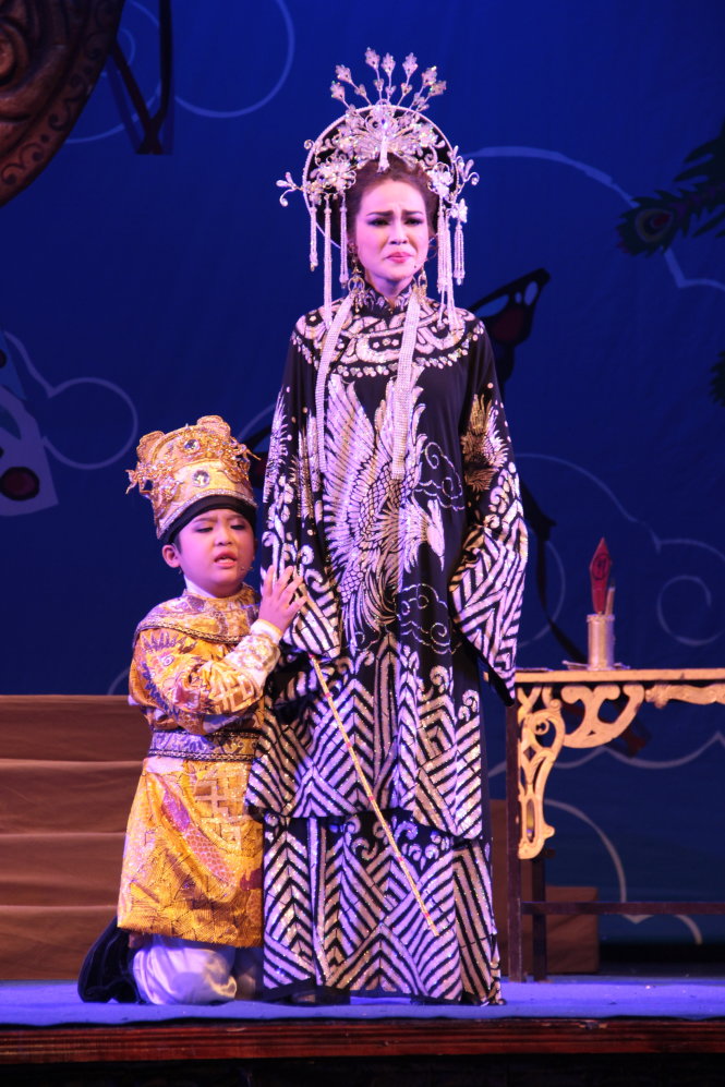Nghệ sĩ Lê Hồng Thắm và con trai - bé Gia Nguyên - biểu diễn trong trích đoạn Tự Đức dâng roi - Ảnh: Nguyễn Lộc