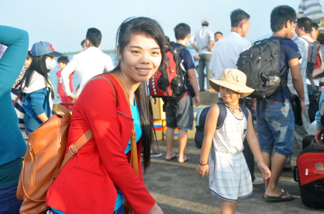 Em Nguyễn Thị Xin, học sinh Trung tâm Giáo dục thường xuyên Côn Đảo, đến Vũng Tàu sáng 28-6 bằng tàu để dự kỳ thi THPT quốc gia  Ảnh: Đ.HÀ