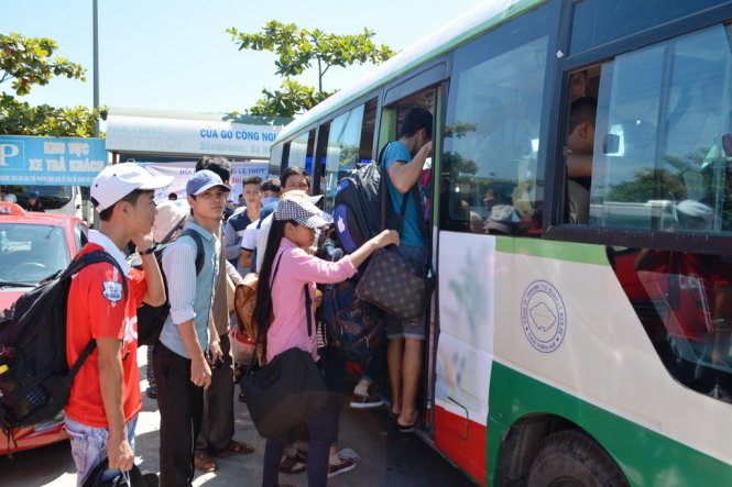 Thí sinh các tỉnh vừa đến Bến xe phía Bắc TP Huế đã được hướng dẫn lên xe buýt để vào trung tâm TP Huế. Ảnh: Gia Hưng