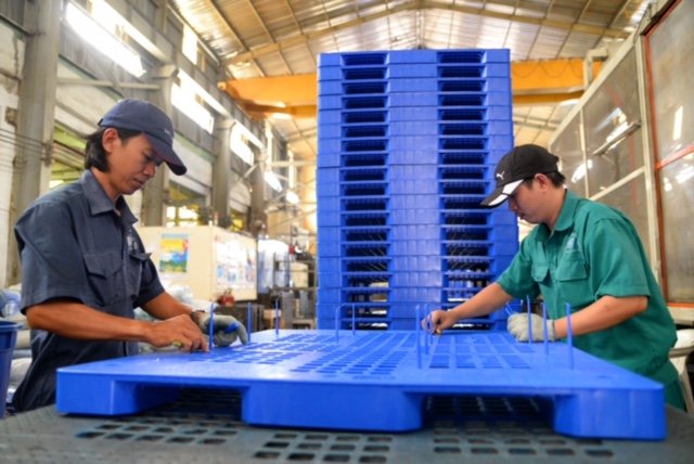 Sản xuất pallet nguyên khối kích thước lớn tại Công ty CP Nhựa Sài Gòn - Ảnh: H.Khoa