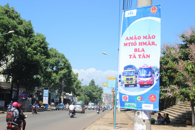 Một băngrôn tuyên truyền an toàn giao thông bằng chữ Ê Đê trên đường Lê Duẩn, TP Buôn Ma Thuột, Đắk Lắk Ảnh: HÀ BÌNH