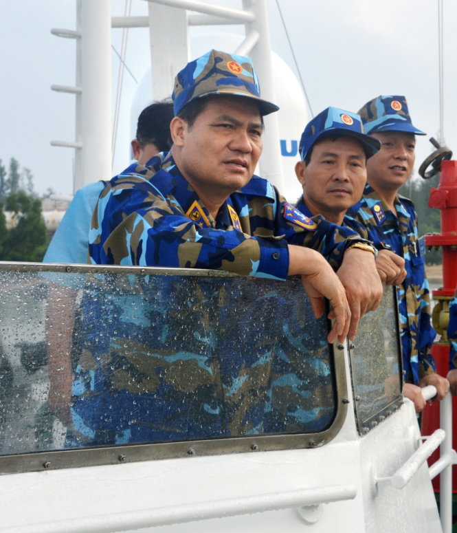 Tướng Nguyễn Quang Đạm, tư lệnh Cảnh sát biển VN (bìa trái)   Ảnh: VŨ LIÊN NHÂM