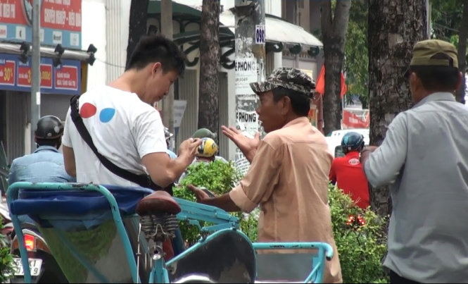 Minh “đen” đang “chặt chém” du khách Chang Lee (người Đài Loan, Trung Quốc)Ảnh: ĐỨC PHÚ (cắt từ clip)