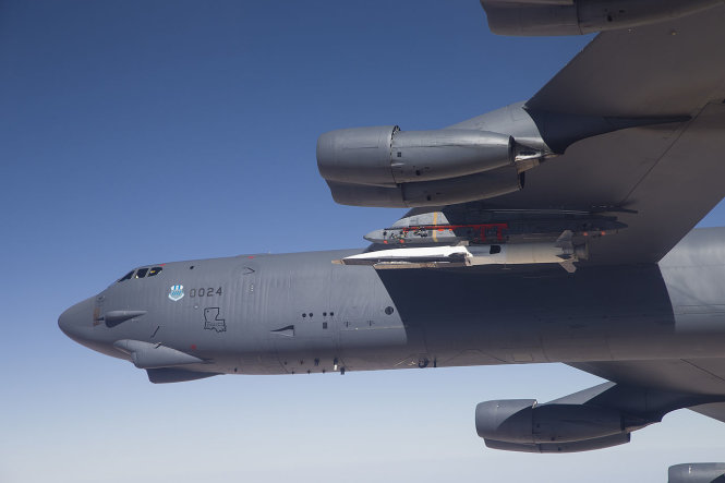 Mẫu máy bay WaveRider được gắn vào một tên lửa dưới cánh máy bay B-52 trong một chuyến bay  thử nghiệm -  Ảnh: IB Times