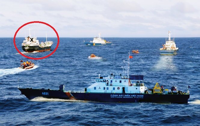 Biên đội tàu cảnh sát biển bao vây, dùng xuồng cao tốc áp sát để bắt giữ hải tặc - Ảnh: Đức Định