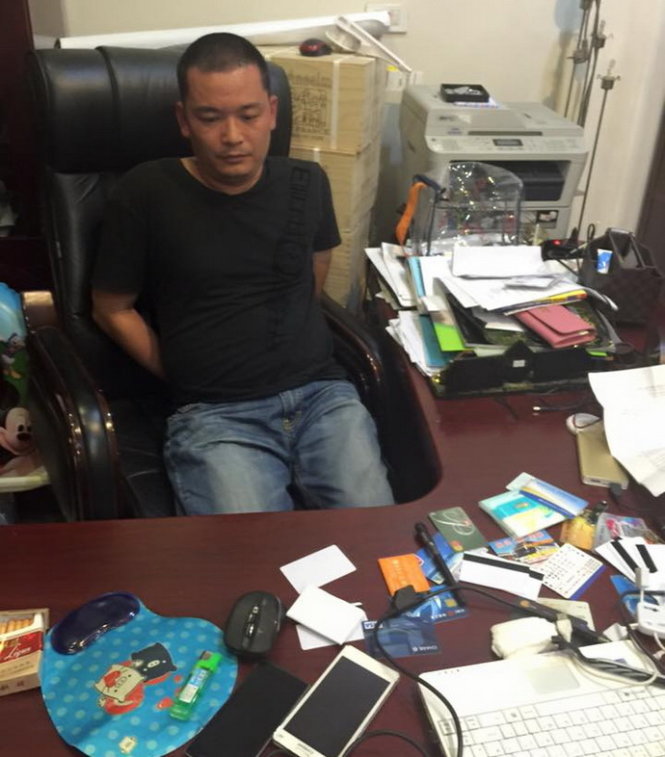 Sun Wei Hong và tang vật bị cơ quan công an thu giữ