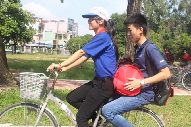 Thí sinh được các tình nguyện viên đưa đến các nhà trọ bằng xe đạp  Ảnh HẢI QUÂN