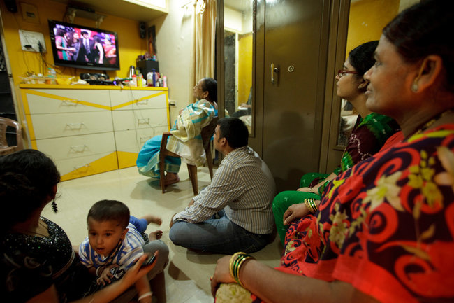 Một gia đình ở Mumbai cùng dán mắt vào màn hình xem phim truyền hình dài tập - Ảnh: NYT
