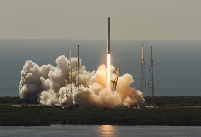 Tên lửa Falcon 9 của SpaceX khi rời bệ phóng ở Florida - Ảnh: Reuters