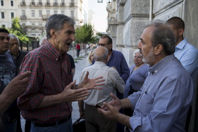 Người dân Athens bức xúc vì không thể rút tiền được từ ngân hàng - Ảnh: Reuters