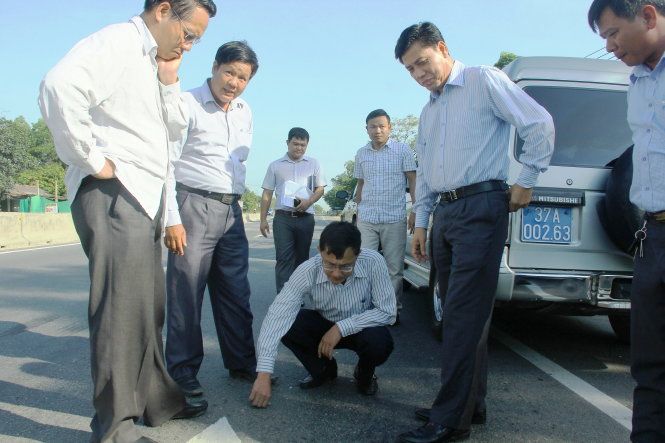 Đoàn công tác của Bộ GTVT kiểm tra chất lượng bêtông nhựa tại quốc lộ 1, đoạn qua huyện Phong Điền (Thừa Thiên - Huế) - Ảnh: Nguyên Linh