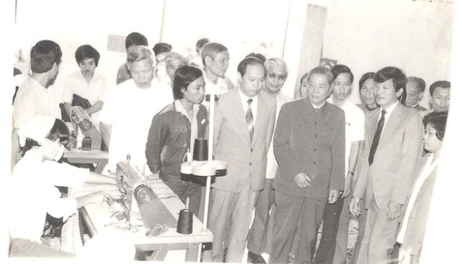 Năm 1989, Tổng bí thư Nguyễn Văn Linh (thứ tư từ phải sang) và ông Nguyễn Văn Chi (thứ sáu từ phải sang - lúc ấy làm bí thư Tỉnh ủy Quảng Nam - Đà Nẵng) thăm Xí nghiệp dệt may 29-3, Đà Nẵng  - Ảnh tư liệu
