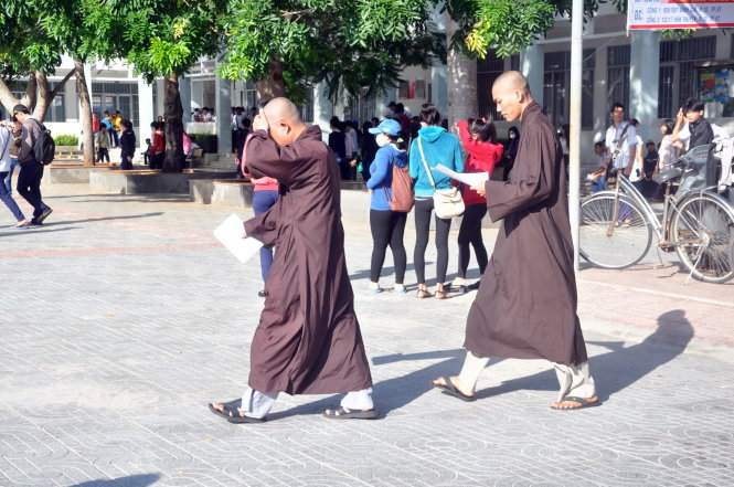 Hai nhà sư đang đi Trường THPT Trần Văn Quan để làm thủ tục thi vào sáng 30-6 - Ảnh: Đông Hà