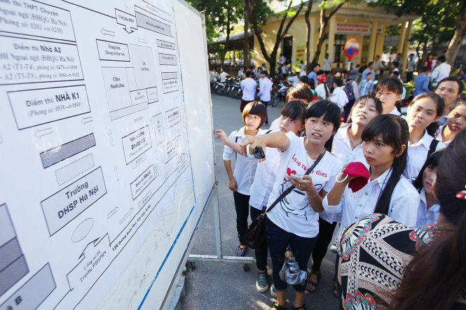 Tại hội đồng thi ĐH Sư phạm Hà Nội, các thí sinh đang tìm phòng thi trong sơ đồ chỉ dẫn - Ảnh: Nguyễn Khánh