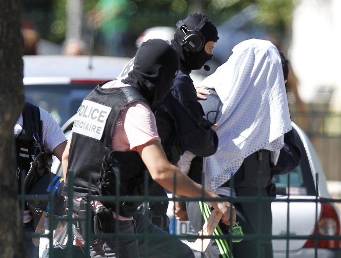 Cảnh sát Pháp bắt giữ một nghi phạm trong vụ tấn công nhà máy khí đốt. Ảnh: Reuters