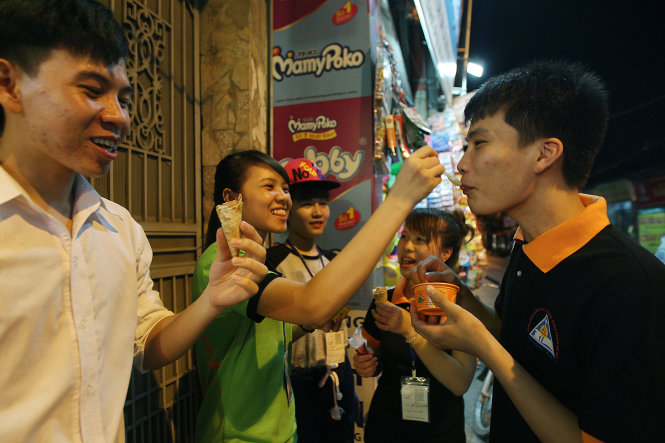 Nhóm thí sinh ở trọ tại khu vực quận Bắc Từ Liêm (Hà Nội) tranh thủ đi ăn kem để giải tỏa căng thẳng trước khi bước vào môn thi đầu tiên - Ảnh: Nguyễn Khánh