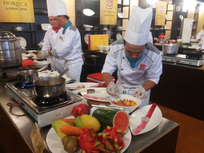 Các đầu bếp tranh tài tại cuộc thi - Ảnh : L.Nam