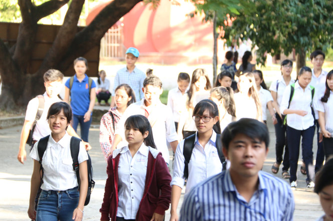 Bước vào điểm thi tại Trường ĐHSP Huế - Ảnh: Thái Lộc