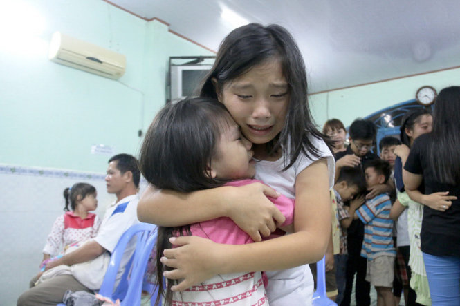 Các em nhỏ trong “ngôi nhà hạnh phúc” khóc nức nở khi nghe tin phải chia tay nhau ngoài ý muốn - Ảnh: Tự Trung