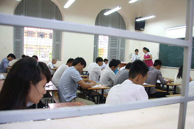 Thí sinh làm bài thi môn toán tại điểm thi Trường ĐH Sài Gòn - Ảnh: Trần Huỳnh