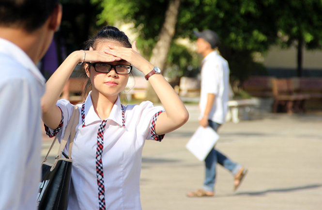 Các thí sinh tại điểm thi trường THPT Văn Lang (Tp Hạ Long, tỉnh Quảng Ninh) ra về sau khi hoàn thành môn thi ngoại ngữ. Môn này được đánh giá “dễ thở” hơn môn toán buổi sáng - Ảnh: Đức Hiếu