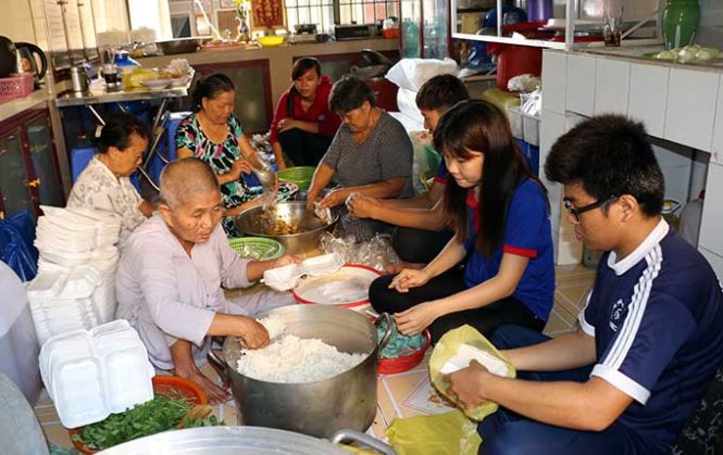 Tình nguyện viên cùng phật tử chùa Huệ Quang (phường 3, thành phố Bạc Liêu) chuẩn bị cơm chay phát miễn phí cho thí sinh. Trong ngày thi đầu tiên 1/7, chùa Huệ Quang đã nấu và phát 450 suất cơm chay miễn phí cho thí sinh. Thượng tọa Thích Quảng Thới, trụ trì chùa Huệ Quang cho biết, dự kiến trong 3 ngày thi còn lại sẽ tiếp tục phát mỗi ngày 500 suất - Ảnh: Thảo Quyên