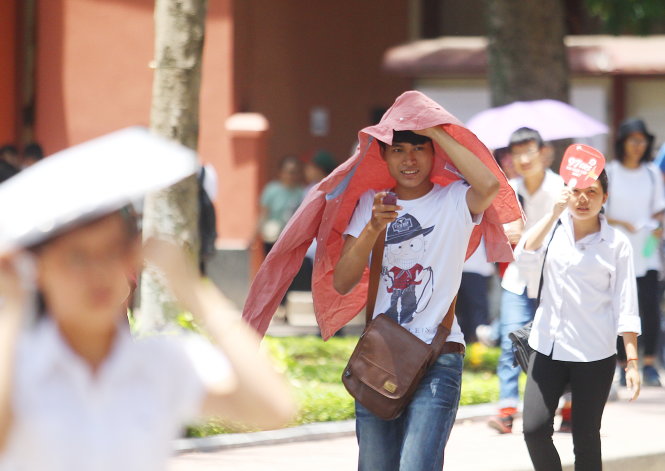 Thời tiết Hà Nội trong ngày thi đầu tiên rất nóng, ảnh hưởng phần nào đến sức khỏe của các thí sinh (ảnh chụp tại hội đồng thi ĐH Thủy lợi) - Ảnh: Nguyễn Khánh