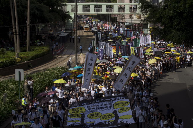 Người Hong Kong đổ ra đường biểu tình - Ảnh: Reuters