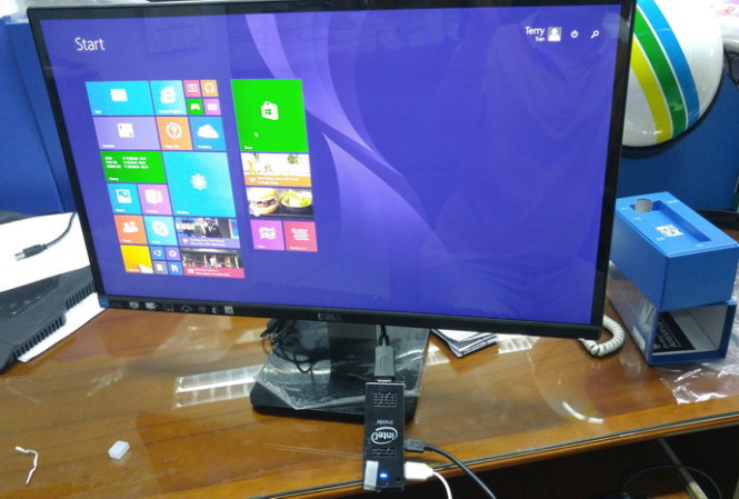 Thử nghiệm Intel Compute Stick phiên bản Windows 8.1 - Ảnh: Phong Vân