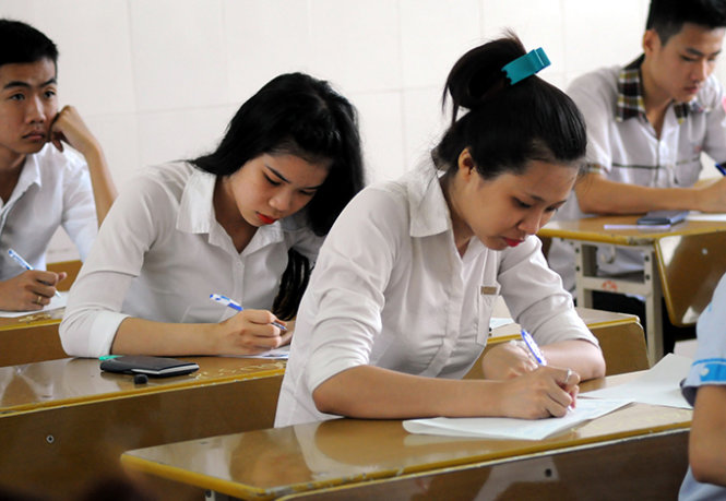 Các thí sinh tại điểm thi trường THPT Đinh Tiên Hoàng - Ảnh: A Lộc