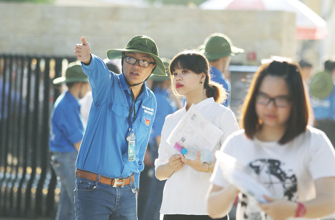 Sinh viên tình nguyện chỉ dẫn các thí sinh vào phòng thi - Ảnh: Nguyễn Khánh