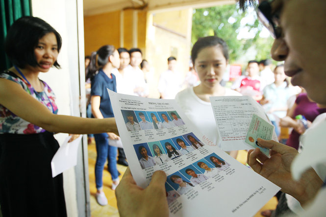 Các giám thị làm thủ tục gọi thí sinh vào phòng thi - Ảnh: Nguyễn Khánh