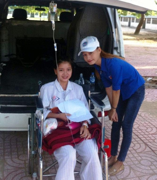 Xe cứu thương đưa Thủy đến điểm thi trường THPT Thái Lão - Ảnh: B.Thọ