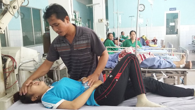 Em Nguyễn Thị Bích Thuận được cấp cứu tại bệnh viện - Ảnh: Đức Tuyên